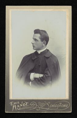 Фото священника у фотоательє Еміля Хандта (Ходорів) (1910).jpg