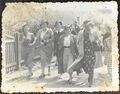 Єврейські жінки на прогулянці у Ходорові (1933).jpeg
