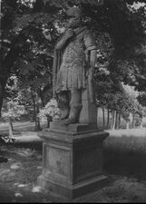 Скульптура лицаря в парку маєтку Лянцкоронських в Роздолі.jpg