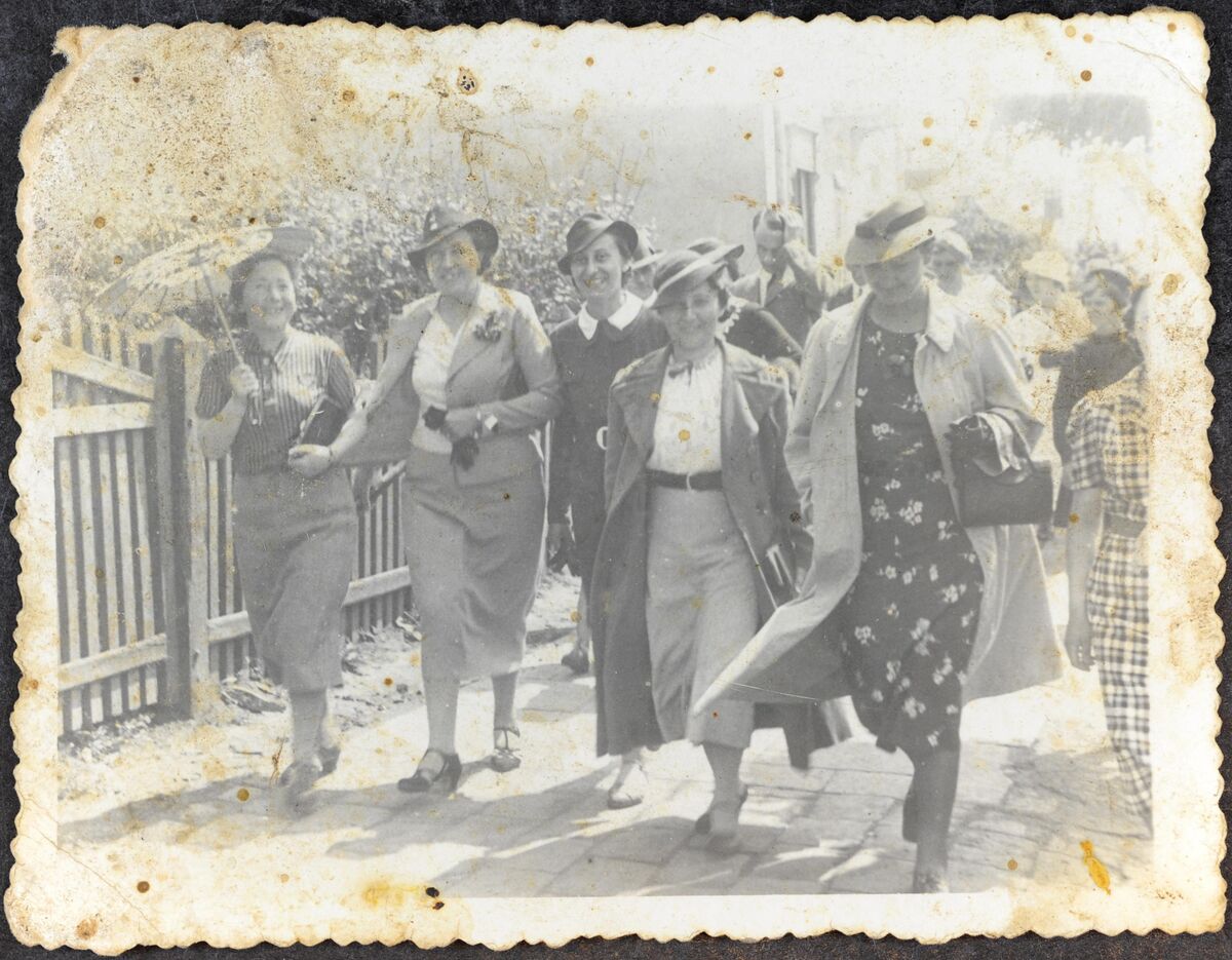 Єврейські жінки на прогулянці у Ходорові (1933)