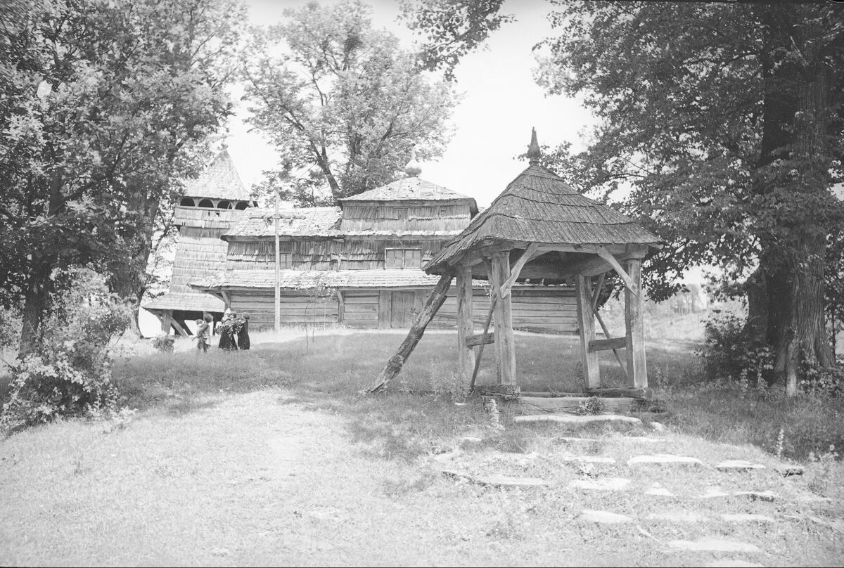 Ворота біля дерев'яної церкви Архистратига Михаїла (Верин) (1938)