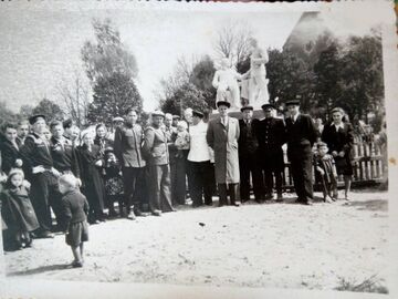 Групове фото біля пам'ятника сталіну у Жидачеві