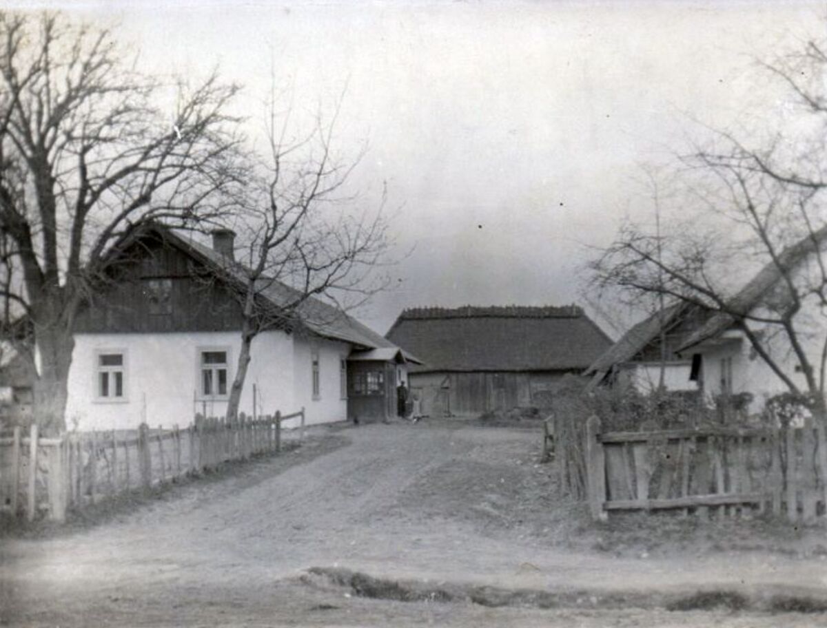 Двір у Махлинці (1939)