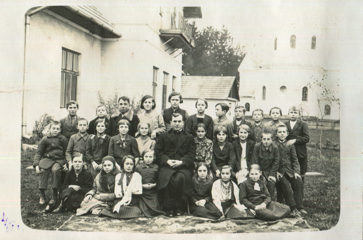 Діти біля церкви Воскресіння в Жидачеві (1934)
