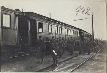 Кайзер Карл I з німецькими офіцерами у Ходорові (1917) (1)