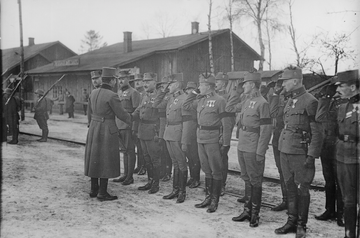 Кайзер Карл I з німецькими офіцерами у Ходорові (1917) (10)