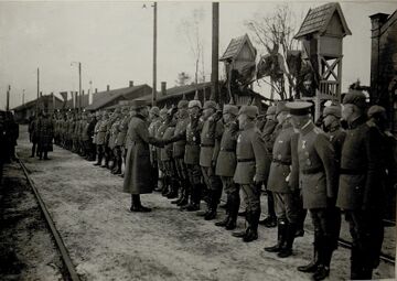 Кайзер Карл I з німецькими офіцерами у Ходорові (1917) (13)