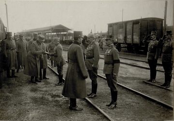Кайзер Карл I з німецькими офіцерами у Ходорові (1917) (2)