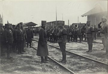 Кайзер Карл I з німецькими офіцерами у Ходорові (1917) (5)