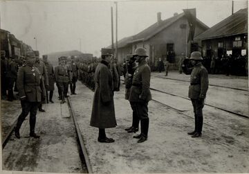 Кайзер Карл I з німецькими офіцерами у Ходорові (1917) (6)