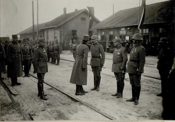Кайзер Карл I з німецькими офіцерами у Ходорові (1917) (7)