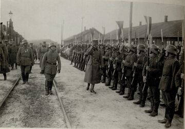 Кайзер Карл I з німецькими офіцерами у Ходорові (1917) (8)
