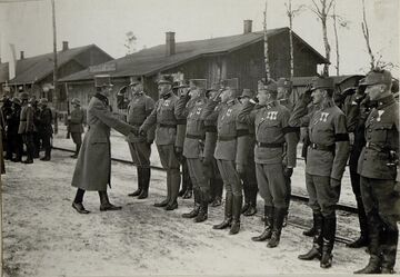 Кайзер Карл I з німецькими офіцерами у Ходорові (1917) (9)