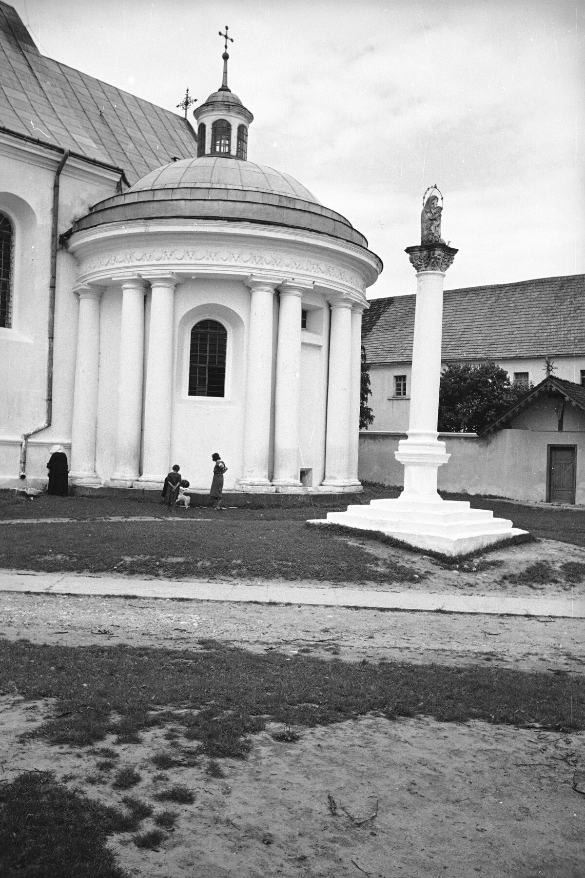 Костел і фігура Матері Божої у Роздолі (1938)