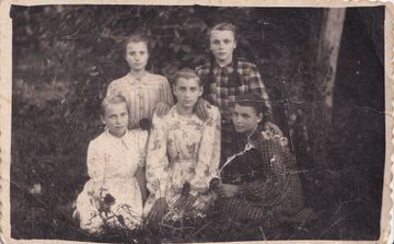 Молоді дівчата у Заріччі