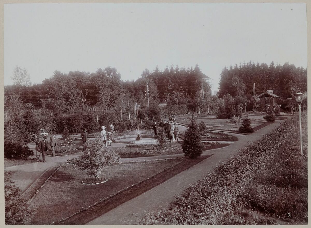 Променад перед залізничним вокзалом у Ходорові (1903)