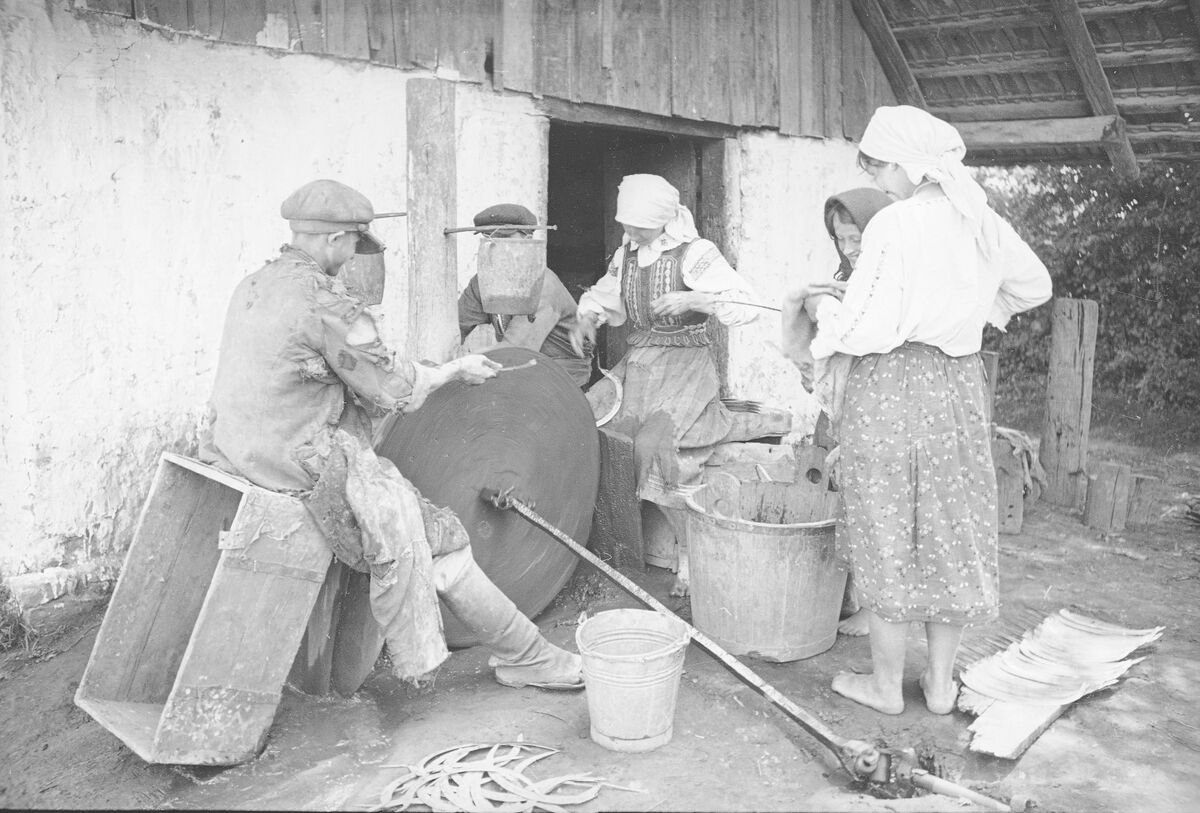Процес точіння серпів на механічному колесі (Верин) (1938)