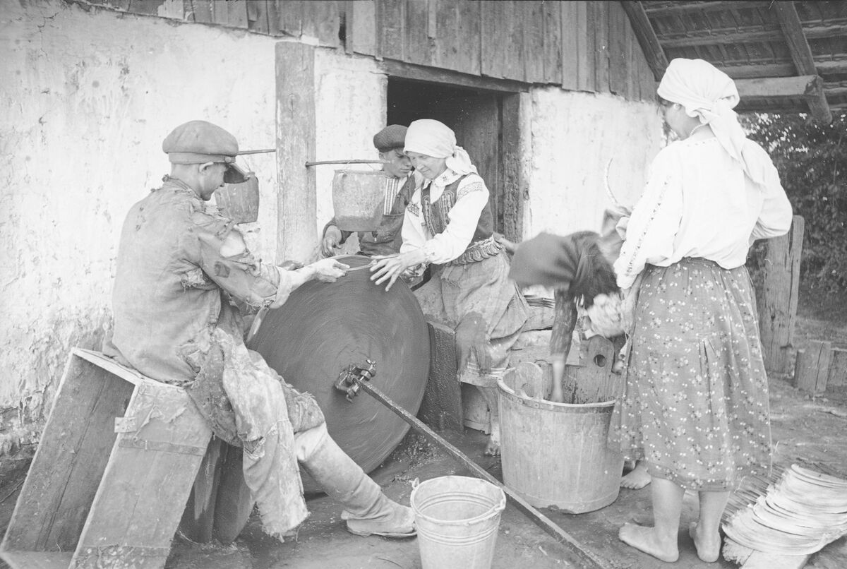 Процес точіння серпів на механічному колесі (Верин) (1938) (2)