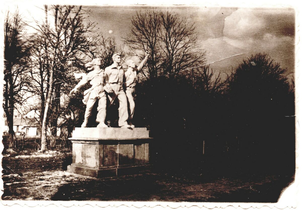 Скульптура Дружба народів в Жидачеві (1960-ті)