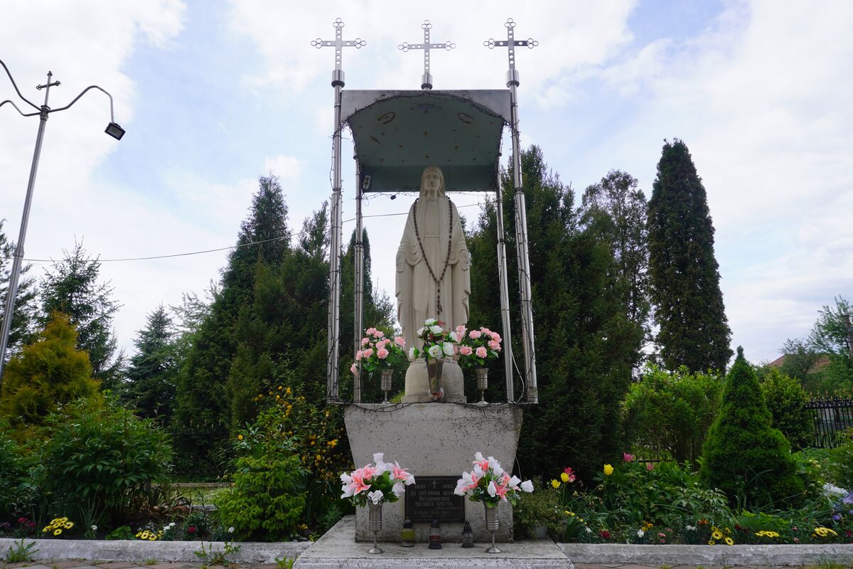 Статуя Богородиці на подвір'ї церкви в селі Кам'яне