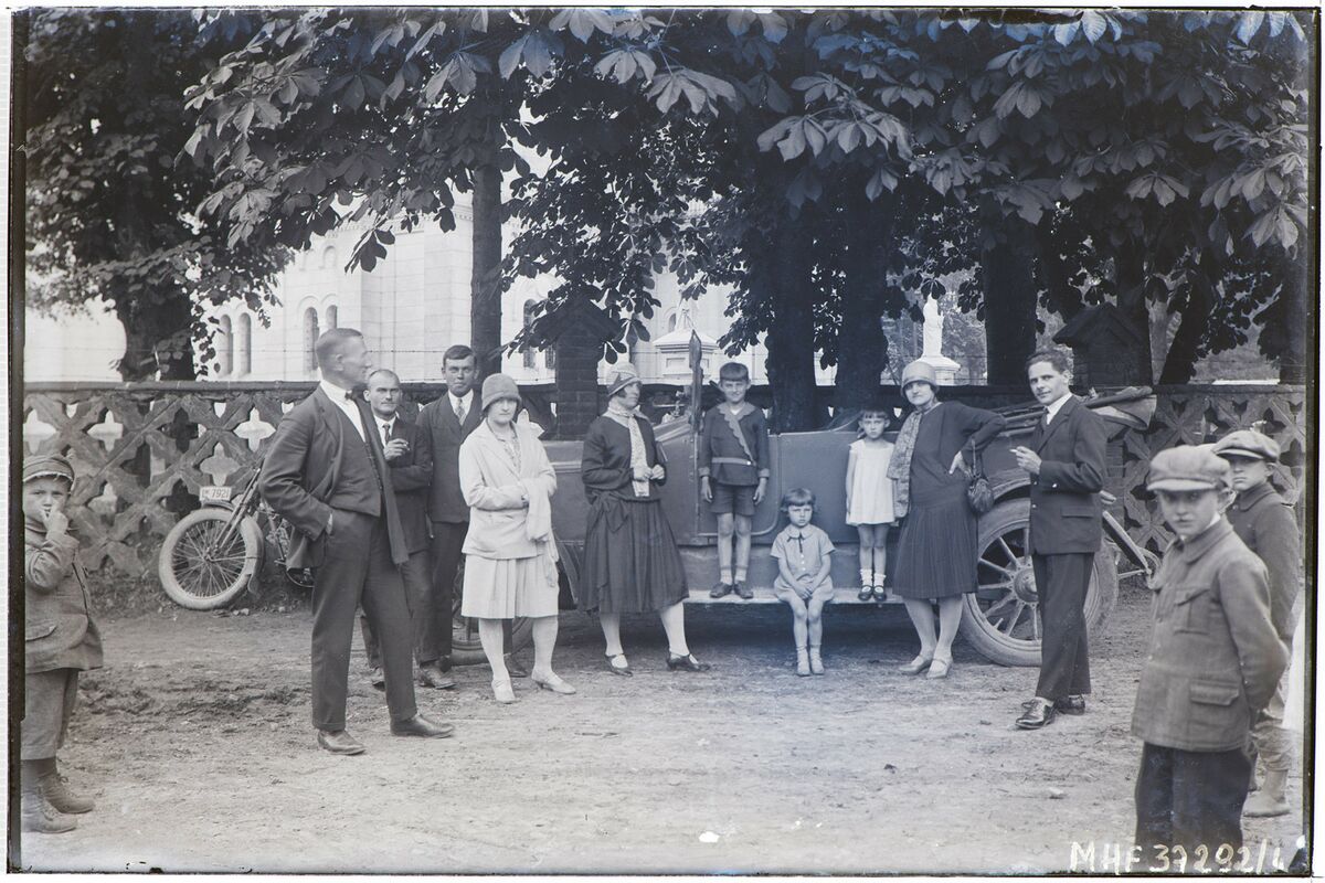 Сім'я біля костелу в Кохавино (1930)