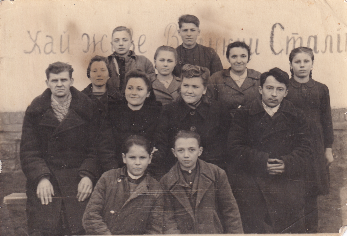 Учні Бережницької школи з вчителями (194X)
