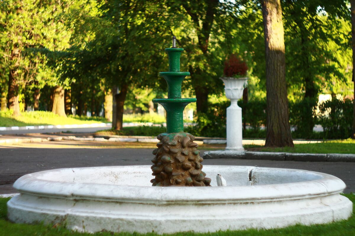 Фонтан перед клубом Папірників Жидачів (2012)