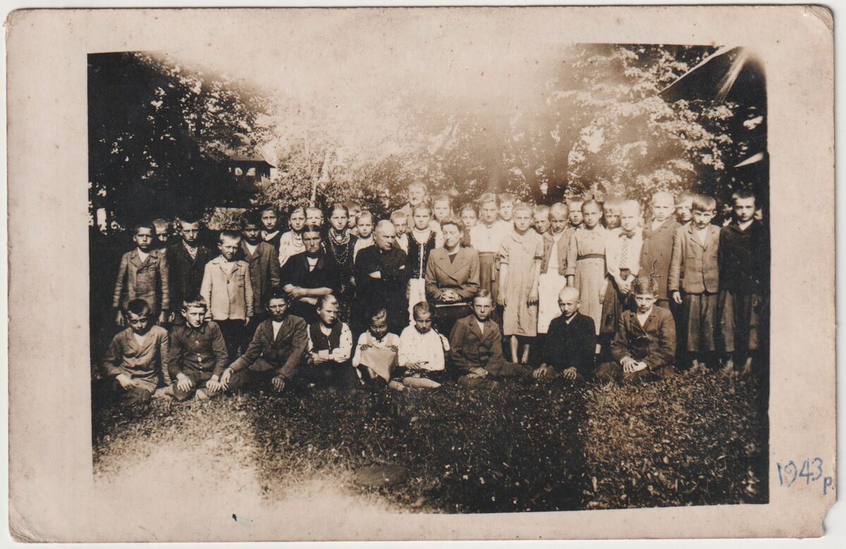 Школярі біля церкви в селі Городище (1943)