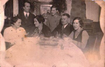Юрків Михайло з гостями та сім'єю (1937) (2)